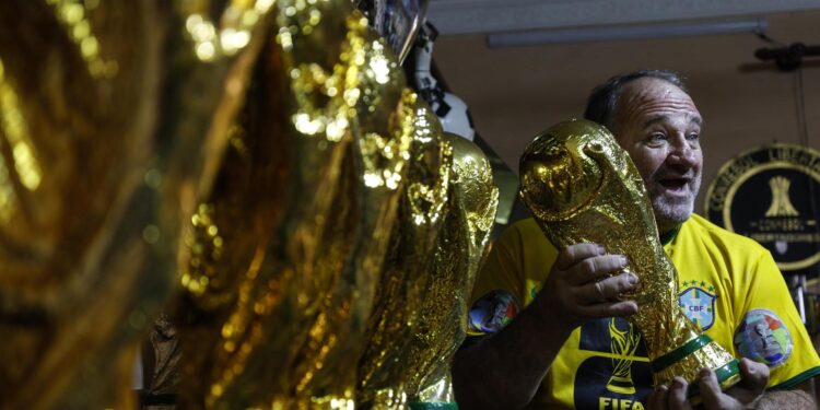 el artesano que creó 3.000 réplicas de la Copa del Mundo