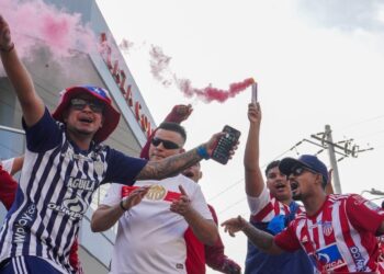 Ambiente de fiesta en la 72 por primer partido de la final