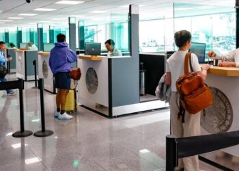 Blindado el Aeropuerto de Ciudad de México, ante protestas de maestros a horas del Mundial