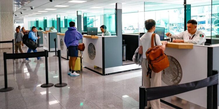 Blindado el Aeropuerto de Ciudad de México, ante protestas de maestros a horas del Mundial