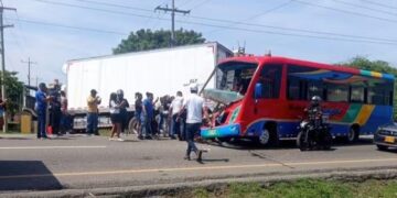 Bus colisionó contra furgón en la Cordialidad, a la altura de Ultracem: "Hay varios heridos"
