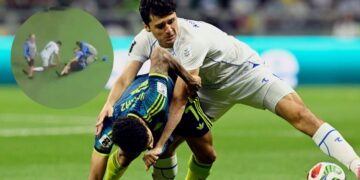 Camarógrafo de Colombia sale en ambulancia tras choque con jugador de Uzbekistán