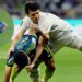Camarógrafo de Colombia sale en ambulancia tras choque con jugador de Uzbekistán