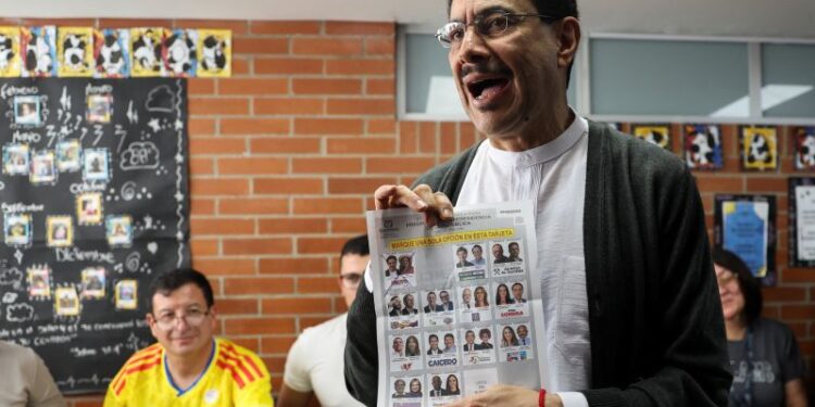 Cepeda se diferencia de Petro y reconoce los resultados de la primera vuelta electoral en Colombia