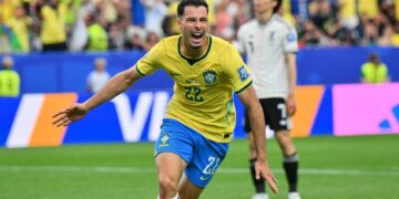 Con gol de Martinelli Brasil remontó al minuto 95 y clasifica a Brasil a octavos