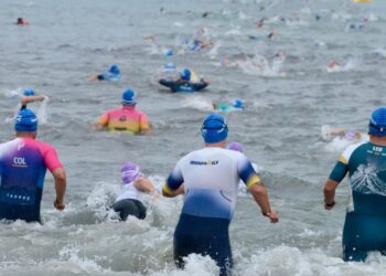 Con natación desde Puerto Mocho, arrancó el Ironman 70.3