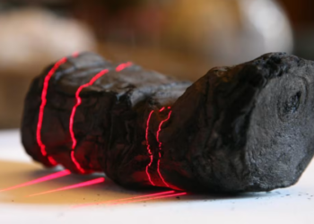 Descifran un rollo de papiro calcinado durante la erupción del Vesubio con ayuda de la inteligencia artificial