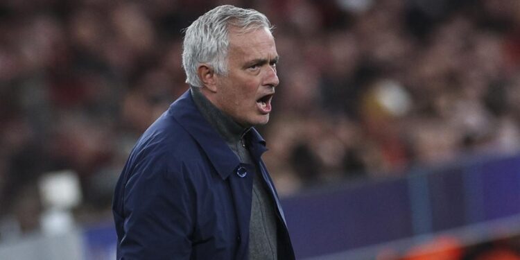 El Benfica confirma que Real Madrid pagará 15 millones de euros por Mourinho