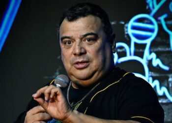 El comediante Carlos Mencia enfrenta 12 cargos y podría ir a prisión en Estados Unidos