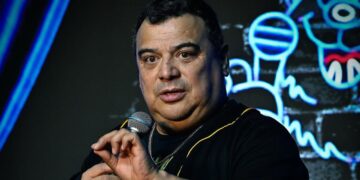 El comediante Carlos Mencia enfrenta 12 cargos y podría ir a prisión en Estados Unidos