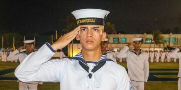 Escuela Naval gradúa a 130 hombres y mujeres como suboficiales de la Armada