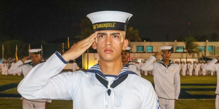 Escuela Naval gradúa a 130 hombres y mujeres como suboficiales de la Armada