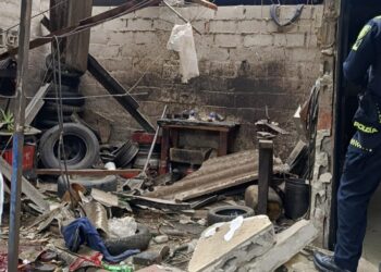 Explosión en llantería de Juan de Acosta termina en tragedia: se reporta un muerto