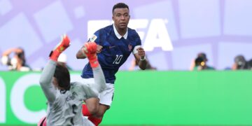 Francia arrasó a Suecia con doblete de Mbappé y recital de Olise