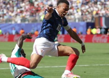 Francia responde a su favoritismo y Mbappé acecha el récord de Klose