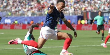 Francia responde a su favoritismo y Mbappé acecha el récord de Klose