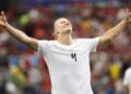 Haaland apareció sobre el final para meter en octavos a Noruega