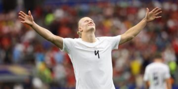 Haaland apareció sobre el final para meter en octavos a Noruega