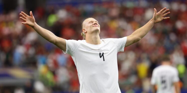 Haaland apareció sobre el final para meter en octavos a Noruega