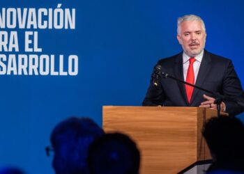 Iván Duque aseguró que suspensión a Petro es “inventada” e instó a respetar la democracia