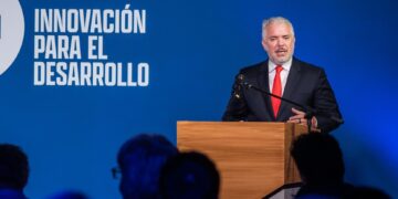 Iván Duque aseguró que suspensión a Petro es “inventada” e instó a respetar la democracia