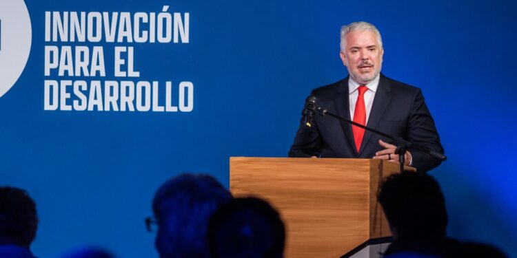 Iván Duque aseguró que suspensión a Petro es “inventada” e instó a respetar la democracia