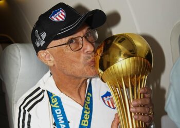Junior extendió por un año el contrato del técnico Alfredo Arias