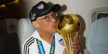 Junior extendió por un año el contrato del técnico Alfredo Arias