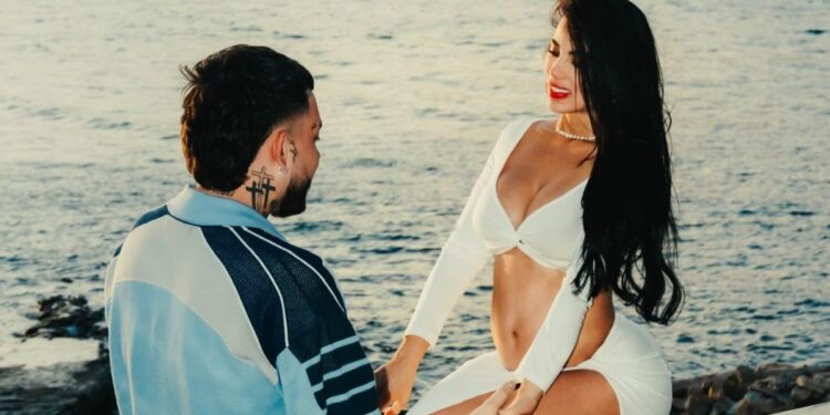 Karina García y Kris R revelan que serán padres