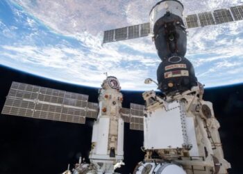 La NASA ordena a tripulantes de la Estación Espacial Internacional que aborden nave de SpaceX mientras se repara una fuga