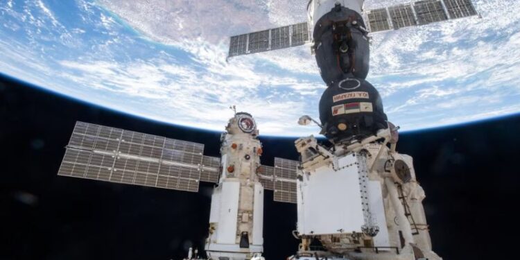 La NASA ordena a tripulantes de la Estación Espacial Internacional que aborden nave de SpaceX mientras se repara una fuga