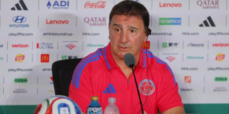 "Lucho Díaz es un delantero completo y le da versatilidad al equipo": Lorenzo
