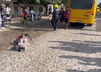 Motociclista pierde la vida tras ser arrollado por un bus en el barrio Porvenir, en Soledad
