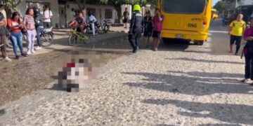 Motociclista pierde la vida tras ser arrollado por un bus en el barrio Porvenir, en Soledad