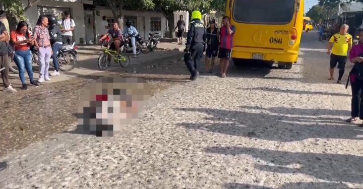 Motociclista pierde la vida tras ser arrollado por un bus en el barrio Porvenir, en Soledad