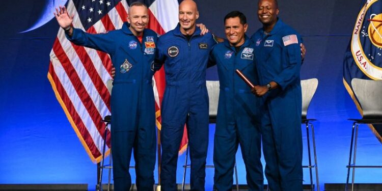 NASA reveló la tripulación de Artemis III para su próxima misión a la Luna. Frank Rubio está entre los elegidos