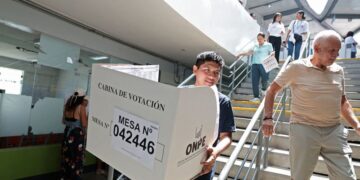 Perú tardó semanas en dar resultados; Colombia, dos horas. ¿Por qué la diferencia y qué dice de las elecciones en la región?