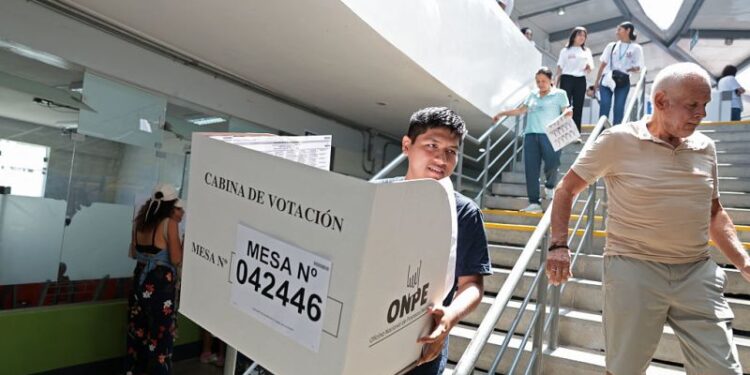Perú tardó semanas en dar resultados; Colombia, dos horas. ¿Por qué la diferencia y qué dice de las elecciones en la región?
