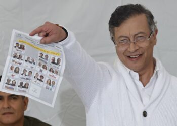 Petro insiste en su denuncia de fraude en Colombia, pero observadores electorales aseguran que no detectan irregularidades