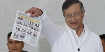 Petro insiste en su denuncia de fraude en Colombia, pero observadores electorales aseguran que no detectan irregularidades