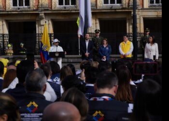 Petro invitó a "votar como sea" porque está en manos el futuro de la patria