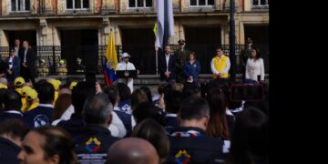 Petro invitó a "votar como sea" porque está en manos el futuro de la patria