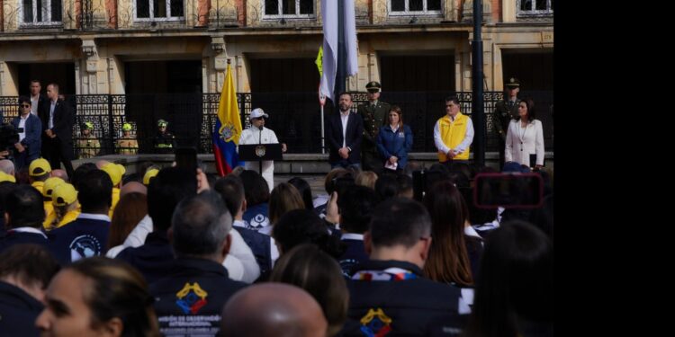 Petro invitó a "votar como sea" porque está en manos el futuro de la patria