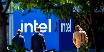 Tim Cook afirma que los precios del iPhone subirán. Trump dice que Apple fabricará chips en EE.UU. con Intel