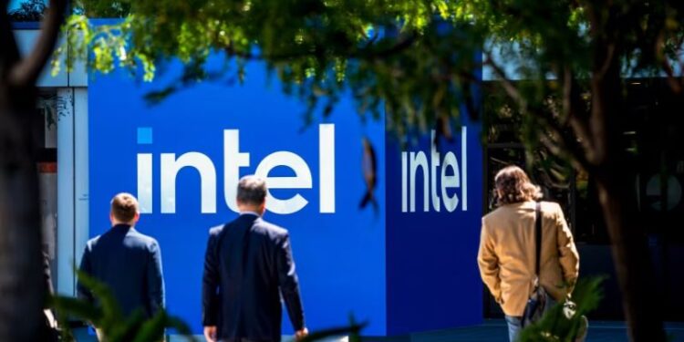 Tim Cook afirma que los precios del iPhone subirán. Trump dice que Apple fabricará chips en EE.UU. con Intel