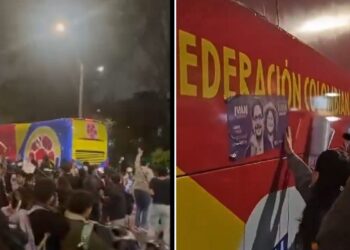 Video | Afiches de Iván Cepeda aparecieron pegados en el bus de la Selección Colombia