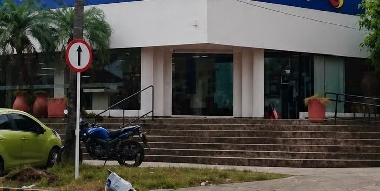 Asalto en sucursal bancaria en el norte de Barranquilla: dos delincuentes despojaron de su dinero a un cliente