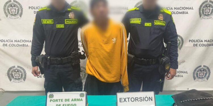 Capturan a dos presuntos delincuentes con arma de fuego, granada y panfletos extorsivos en Barranquilla