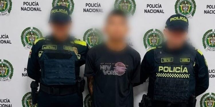 Con panfletos alusivos a grupo delincuencial y un revólver: así cayó un presunto criminal en Malambo