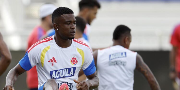 "Creernos favoritos sería un error", Jhon Córdoba, delantero de Colombia